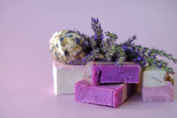 Lavender Soap and Bath Bombs, sprigs of lavender on a light purple background. vegan eco-friendly cosmetics . Organic herbal cosmetics with lavender extract — Stock Photo, Image