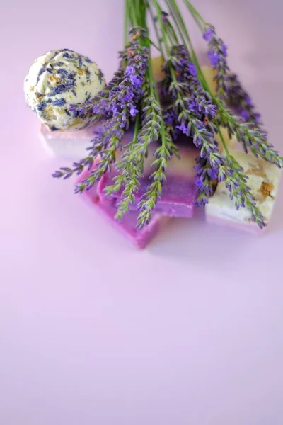 Jabón de lavanda y bombas de baño, ramitas de lavanda. cosméticos ecológicos veganos. Cosméticos orgánicos a base de hierbas con extracto de lavanda —  Fotos de Stock