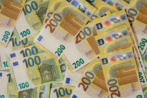 Contexto das notas de euro.Finanças e poupanças.Duzentas e cem notas de euros.Moeda da União Europeia — Fotografia de Stock