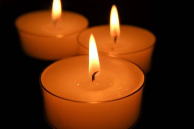 Mum alevi. Mumlar hazır. Karanlıkta mum yakıyorum. Yakından mum alevi..