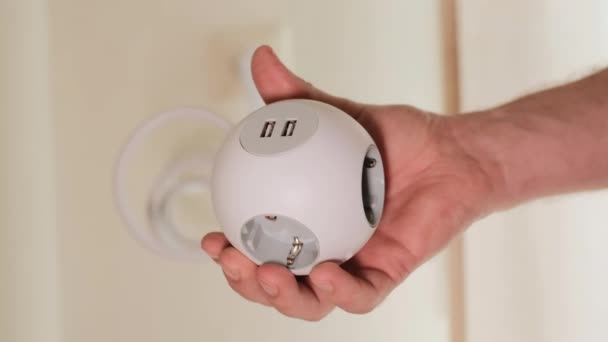 Priză pătrată cu conectori USB .Rosette. Socket.electric extender.electric cablu de extensie pătrat în mâini masculine.Priză electrică . — Videoclip de stoc