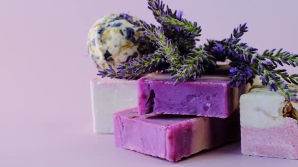 Jabón de lavanda, Bombas de baño .cosmetics con extracto de lavanda — Vídeos de Stock