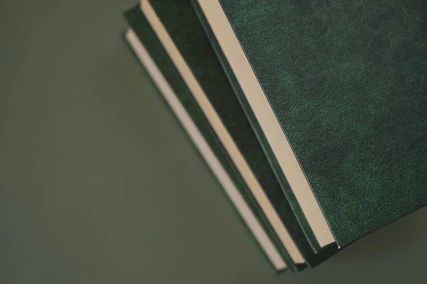 Kunskap och utbildning. Böcker stapla med gröna omslag på en mörkgrön bakgrund. Företagslitteratur och utbildningar. Kunskapskoncept.Litteratur och läsning — Stockfoto
