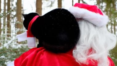 Siyah kedisi olan Noel Baba. Şimdi de kış ormanına düştü. Noel hayvanları..