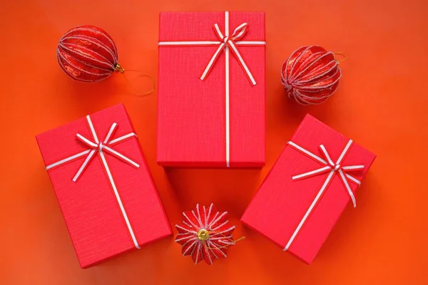 圣诞礼物寒假的惊喜和礼物。红色的盒子和明亮的红色圣诞球 — 图库照片