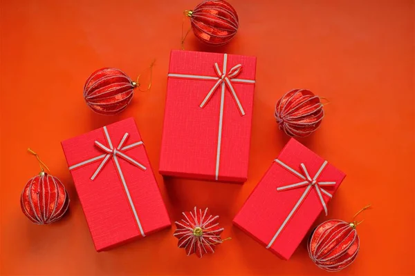 Presentes de Natal. Surpresas e presentes para as férias de inverno. Caixas vermelhas conjunto e bolas de Natal vermelho — Fotografia de Stock