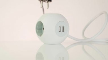 Elektrik ve teknoloji. Bir kadının eli prize bir fiş takar. Elektrikli çorap. Elektrik karesi uzatma kablosu. Rosette. Elektrik uzatma..