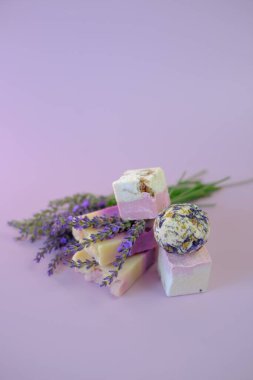 Lavanta banyosu bombaları ve sabun, lavanta çiçekleri. Spa ve aromaterapi. Lavanta özü ile organik bitkisel kozmetik. Güzellik ve rahatlama. 