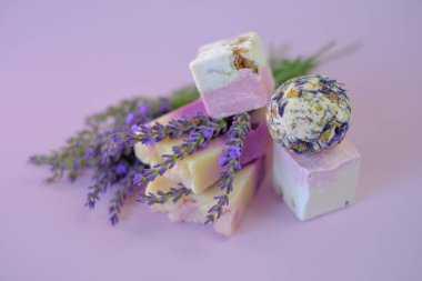 Lavanta Banyo Bombaları ve Sabun. Spa ve aromaterapi. Lavanta özü ile organik bitkisel kozmetik. Güzellik ve rahatlama. 