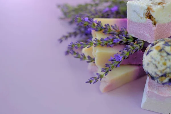 Lavanda Baño Bombas y Jabón, flores de lavanda sobre un fondo púrpura claro.Spa y aromaterapia. Cosméticos orgánicos a base de hierbas con extracto de lavanda.Belleza y relajación —  Fotos de Stock