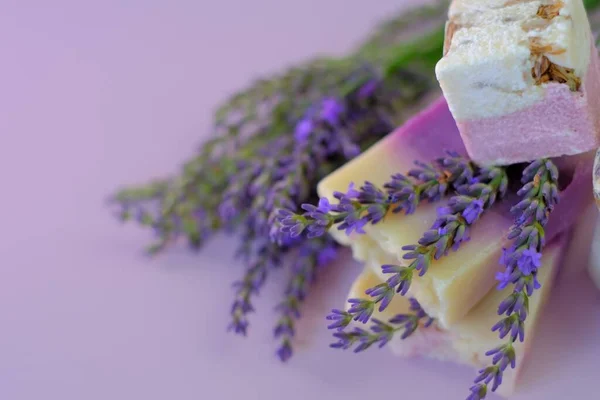 Lavanda Baño Bombas y Jabón, flores de lavanda sobre un fondo púrpura claro.Spa y aromaterapia. cosméticos a base de hierbas con extracto de lavanda.Belleza y relajación —  Fotos de Stock