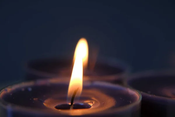 Queimando velas. Chama da vela. Ajuste velas no símbolo dark.Religion. Velas fundo. Velas azuis no fundo azul — Fotografia de Stock