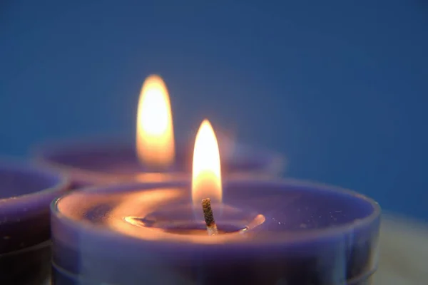 Chama de vela. Conjunto de velas azuis no símbolo dark.Religion. Velas fundo. Velas azuis no fundo azul — Fotografia de Stock