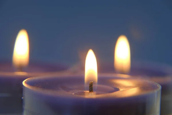 Спалювання свічок у темряві. Символ релігії. Свічки фону. Сині свічки на синьому фоні — стокове фото