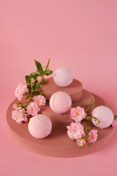 Bombas de banho com extrato de rosa.Bombas de banho rosa e flores rosa rosa em um fundo rosa.Cosméticos veganos orgânicos. cosméticos naturais com extrato de rosa.Flower Bath Bombs — Fotografia de Stock