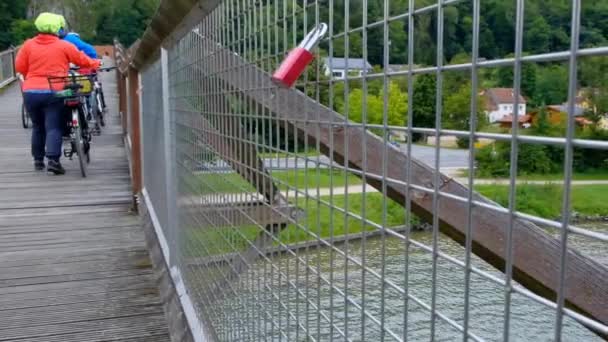 Cyklister på en träbro i staden Essing Tyskland. Cyklar. Sport och turism. — Stockvideo