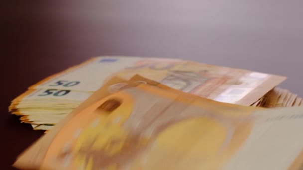 Eurobankbiljetten. vijftig eurobankbiljetten gebundeld. Geld. 50 euro biljetten ingesteld op heldere Bourgogne achtergrond — Stockvideo