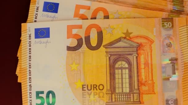 Peníze. Eurobankovky. 50 eurobankovek na vínové pozadí — Stock video