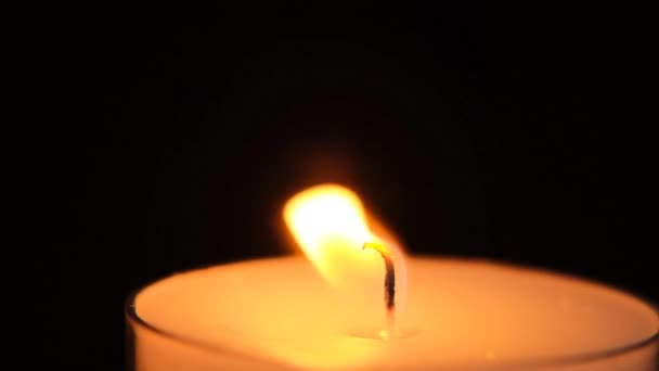 Fiamma di candela.Candela solitaria nel buio. Luce della candela — Video Stock