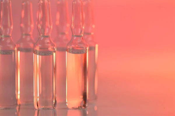 Tratamento de biorevitalização, solução de mesoterapia. solução injetável.Biotecnologia e Ciência. Medicina e Farmacologia. Amules transparentes na luz rosa. — Fotografia de Stock