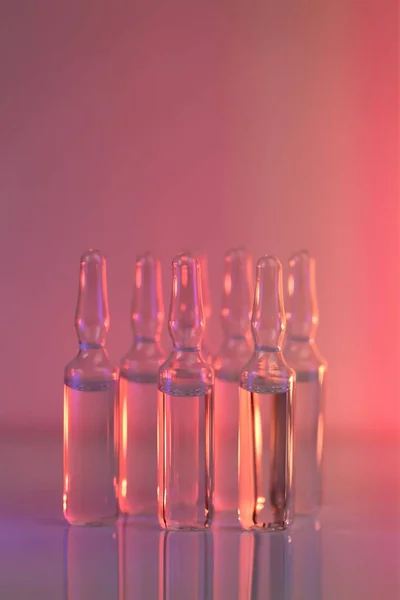 Tratamiento de biorevitalización, solución de mesoterapia. solución inyectable.Biotecnología y Ciencia. Medicina y Farmacología.Amulas transparentes en luz rosada.vacunación y medicina. — Foto de Stock