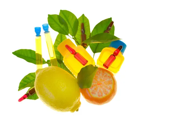 Vitamine C. Sérum à la vitamine C Ampoules avec une solution de vitamine C, mandarines et citrons aux feuilles, seringues Isolé sur fond blanc.Mésothérapie. Cosmétiques naturels biologiques — Photo