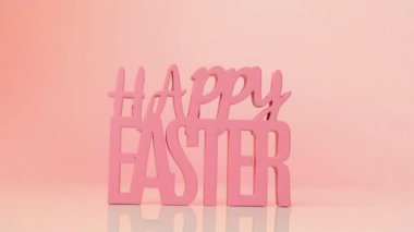 Mutlu Paskalyalar. Açık pembe arkaplanda Mutlu Paskalyalar..