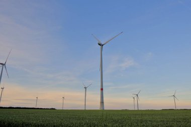 Rüzgar türbinleri sahada. Alternatif enerji. Doğal enerji. Çevre dostu doğal enerji kaynağı. Rüzgar enerjisi günü tatili. 