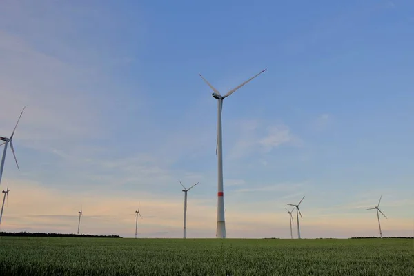 Větrné turbíny v terénu. Alternativní energie. Přírodní energie.Ekologicky šetrný přírodní zdroj energie. Větrná energie denní dovolená. — Stock fotografie