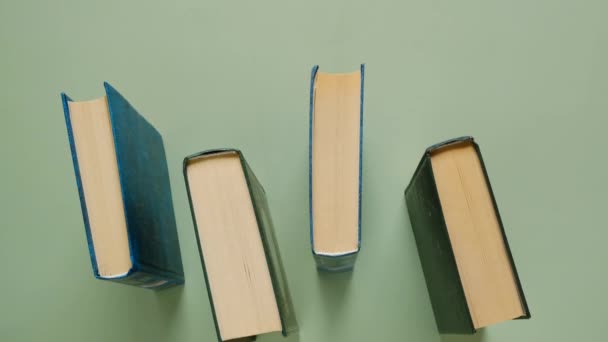 Libros sobre fondo verde.Lectura de libros. Conocimiento y aprendizaje.Lectura — Vídeos de Stock