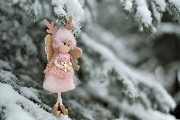 Karlı bir ağaçtaki melek. Kar perisi. Noel ve yeni yıl zamanı. Noel sembolü. Noel ağacı oyuncağı.. — Stok fotoğraf