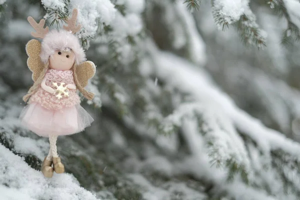 Karlı bir ağaçtaki kış meleği. Kar perisi. Noel ve yeni yıl zamanı. Noel sembolü. Noel ağacı oyuncağı.. — Stok fotoğraf