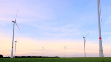 Rüzgar türbinleri. Çevre dostu doğal enerji kaynağı