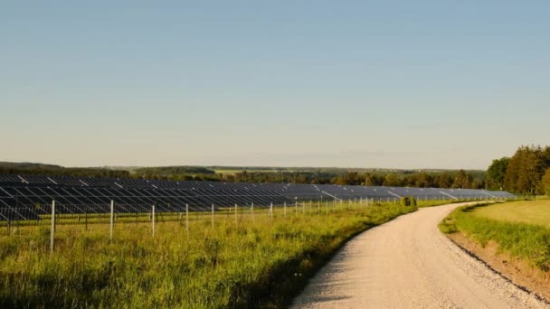 Sonnenkollektoren Feld.Sonnenkollektoren energie.pv Solarenergiepark hinter dem Zaun auf dem Feld. Alternative Energiequellen: Natürliche Energie.Umweltfreundliche natürliche Energiequelle. — Stockvideo