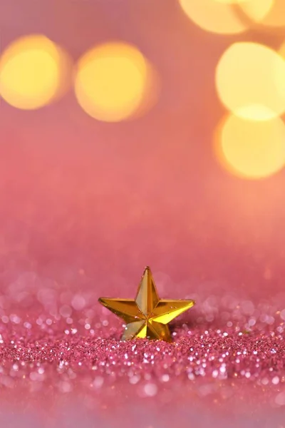 Papel de parede brilhando brilho.Ano Novo e fundo de Natal. estrela no brilho rosa no fundo bokeh dourado brilhante.Fundo festivo bonito em tons de ouro rosa.Textura brilhante — Fotografia de Stock