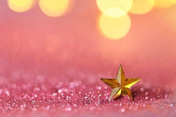 Papel de parede brilhando brilho.Ano Novo e fundo de Natal. estrela de ouro em brilho rosa no fundo bokeh dourado brilhante.Fundo festivo bonito em tons de ouro rosa.Textura brilhante — Fotografia de Stock