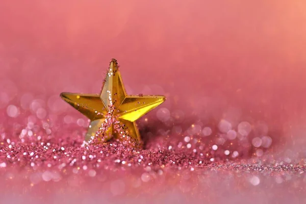 Tapeta błyszczący brokat. Nowy Rok i tło świąteczne. Złota gwiazda w różowym brokatze. świąteczne tło w kolorze różowego złota. — Zdjęcie stockowe