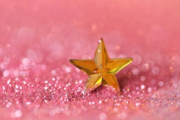 Fondo de pantalla brillo brillante.Año Nuevo y fondo de Navidad. estrella de oro en brillo rosa sobre fondo brillante.Hermoso fondo festivo en tonos de oro rosa. —  Fotos de Stock