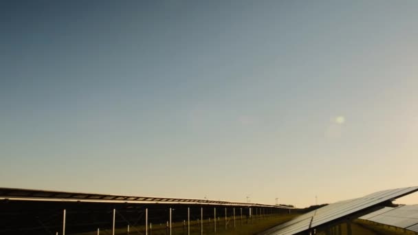 Paneles solares en el campo al atardecer. Paneles solares energy.pv. — Vídeo de stock