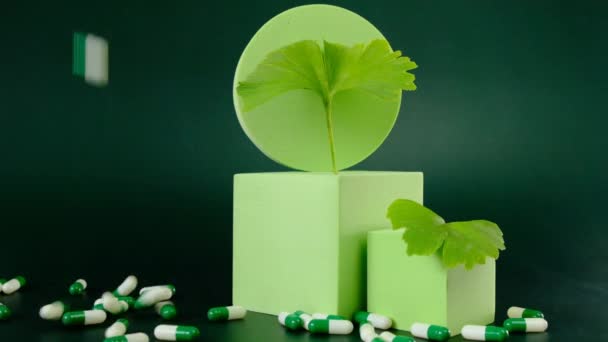 Ginkgo biloba .Groene homeopathische capsules met ginkgo extract en ginkgo biloba bladeren. Alternatieve geneeskunde en homeopathie. — Stockvideo