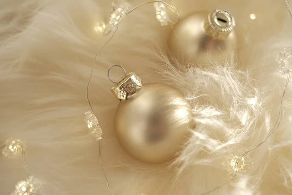 Christmas decor balls.Christmas tło z błyszczącej girlandy i złote kulki na futra w ciepłych kolorach. Zimowe wakacje tła.Winter przytulny nastrój. Ciepłe tło zimowe. — Zdjęcie stockowe