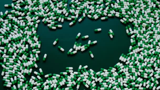 Haplar çerçevede. Homeopatik bitkisel yeşil kapsüller. — Stok video