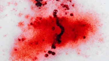 Kan karlara damlıyor. Yukarıdan görünüyor. Kar dokusunda kanlı izler. Karda kan damlaları. 4k görüntü