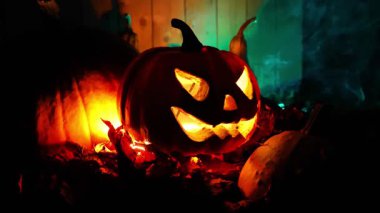 Cadılar Bayramı balkabağı Jack karanlıkta dumanlı. Bayram festivali atmosferi. Bayram için korkunç bir dekorasyon. 4k görüntü