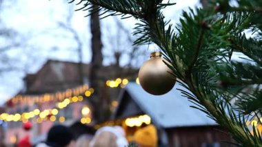 Noel pazarı bulanıklaştı. Noel ağacı, çelenkler, toplar ve panayırdaki insanlar. 4k görüntü