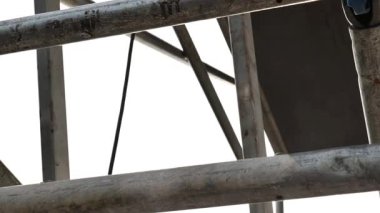 Metal yapı. Ev yapımı ve yenilenmesi. Ekipman ve inşaat aletleri. İskeledeki evin temel ve duvarları. 