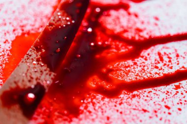 Kan sıçramaları ve parıltılar içinde bıçak. Suç mahalli. - Cinayet silahı. Kanlı Delil. Kırmızı Sıvıyla Kaplanmış Bıçak 'ın yakın çekimi.. 