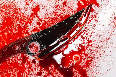 Kanlı Ustura Bıçağı. Kan lekeli beyaz bir duvara dayanmış. Suç mahalli ve cinayet kavramı..