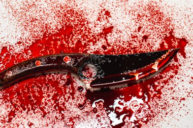 Bıçağın üzerine kan damlaları düşüyor. Suç mahalli ve cinayet konsepti. Kandaki soğuk silahlar..