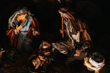 Meryem, Yusuf ve Bebek İsa 'nın doğum sahnesi. İncil 'deki karakterlerin tahta figürleri. Noel atmosferi. İncil 'in dini sembolü..